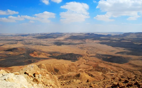 Nubes sobre el cráter Makhtesh Ramon — Foto de Stock