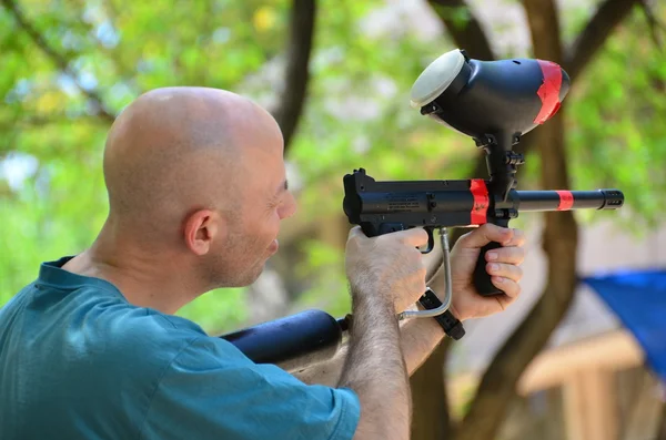 Trageübung mit einer Paintballpistole — Stockfoto