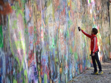 graffitti tuvalete ekleyerek kişi lennon duvarı
