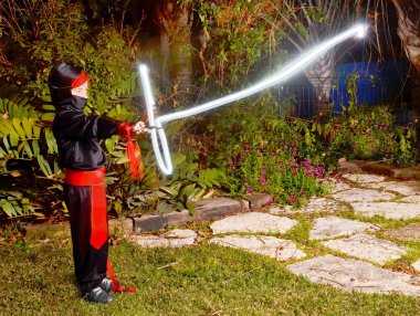 bir ışın kılıcı ile Ninja