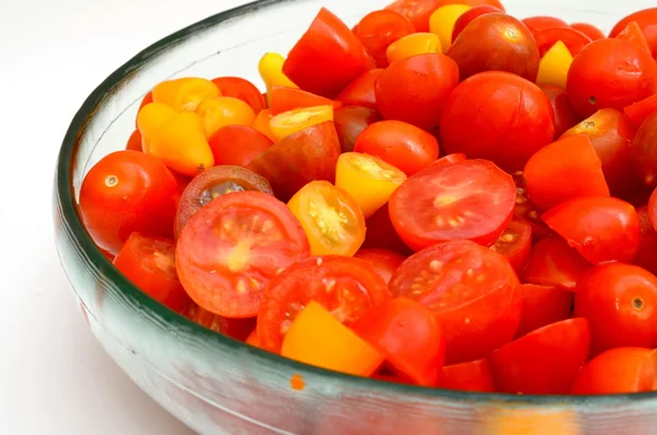 Färgglad sallad med tre färger av tomater — Stockfoto