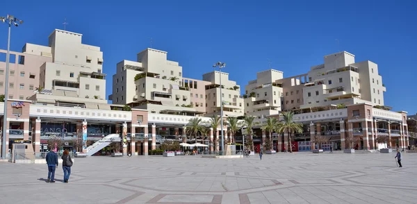 Contemporary outdoor shopping center in Kfar Saba, Israel — Stock Photo, Image