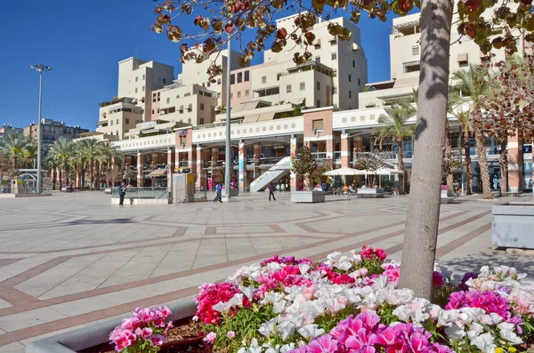 Centro comercial contemporáneo al aire libre en Kfar Saba, Israel — Foto de Stock