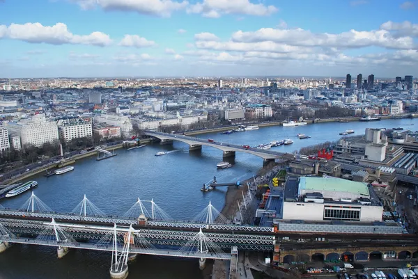 Hungerford och waterloo broar på Themsen — Stockfoto