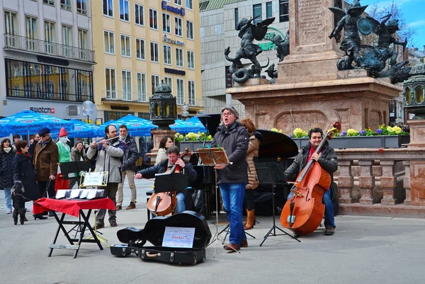 Artistas callejeros en Munich Marienplatz — Foto de Stock