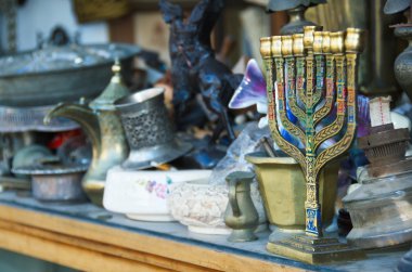 eski bir menorah bir antika mağazasında
