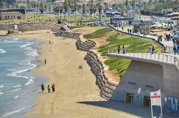 Gente en la playa mediterránea — Foto de Stock