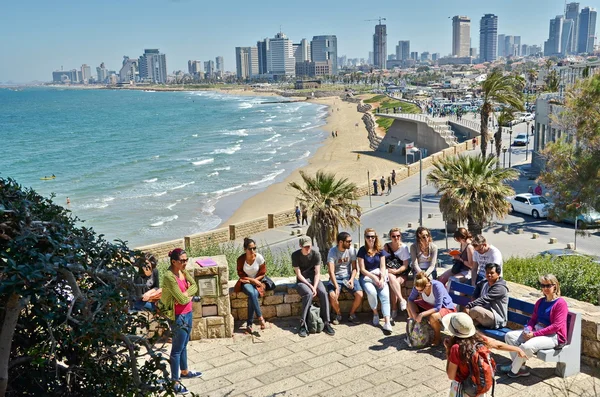 Um grupo de turistas perto do Mediterrâneo — Fotografia de Stock