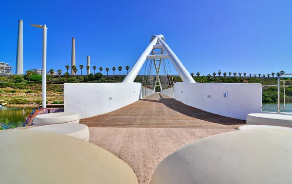 Puente de cuerdas y central eléctrica en Israel — Foto de Stock