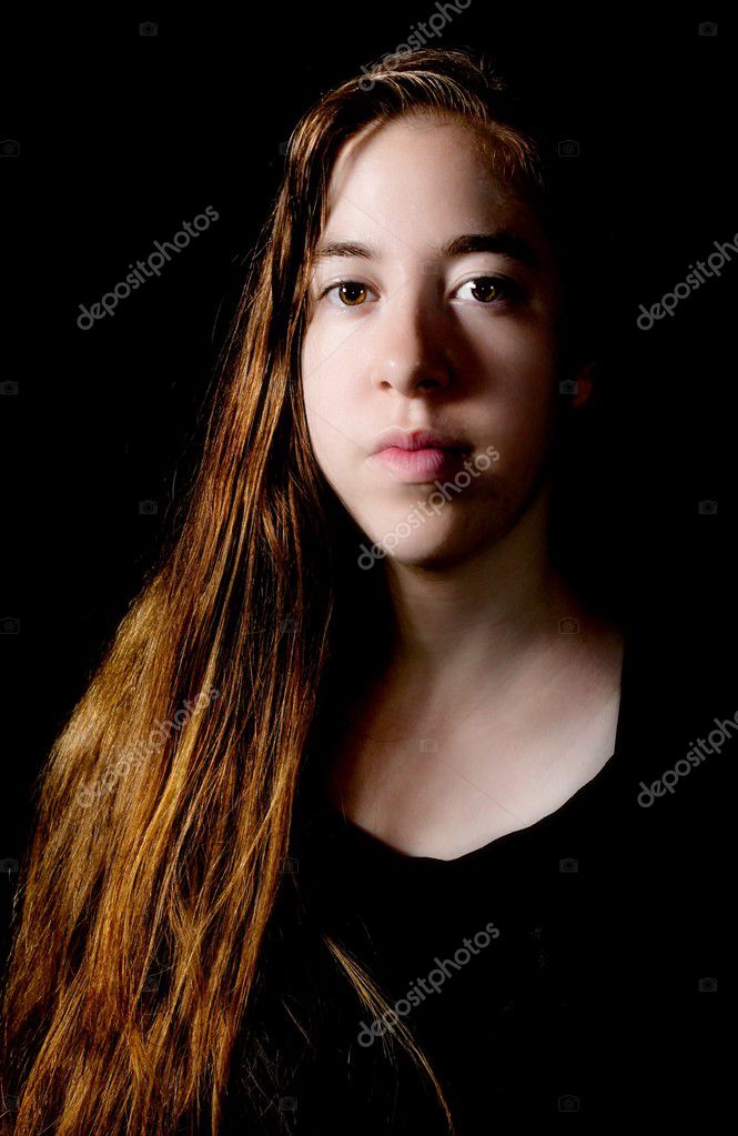 damatic low-key portret van een jonge vrouw — Stockfoto © dnaveh ... damatic low-key portret van een jonge vrouw — Stockfoto © dnaveh ...