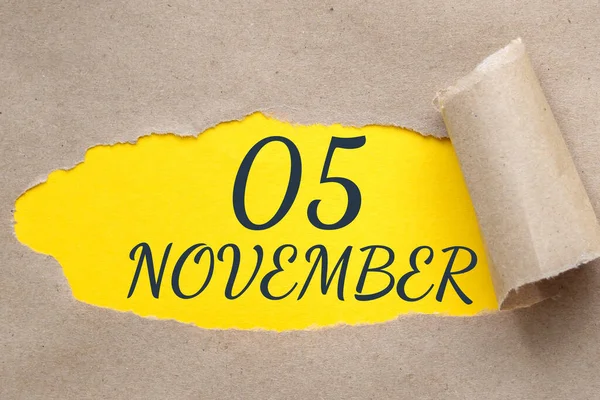 Listopad Dzień Miesiąca Data Kalendarzowa Dziura Papierze Oderwanymi Brzegami Żółte — Zdjęcie stockowe