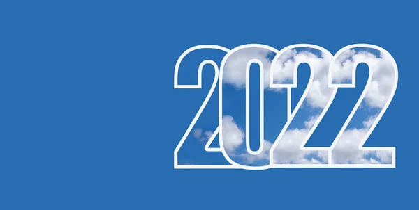 Mutlu yıllar 2022. İzole edilmiş mavi arka planda beyaz bulut desenli 2022 sayıları. Yeni yıla hoş geldin kavramı.