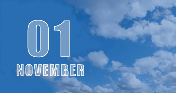 01年11月 月初一日 日历日期 白色的数字与蓝天的云彩对比 复制空间 秋季月 年度概念日 — 图库照片