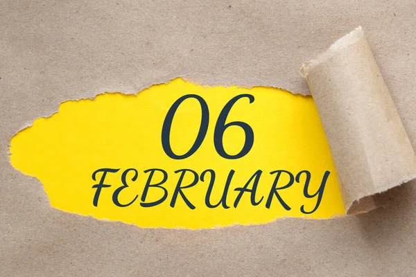Luty Dzień Miesiąca Data Kalendarzowa Dziura Papierze Oderwanymi Brzegami Żółte — Zdjęcie stockowe