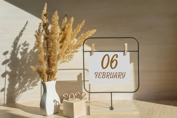 Febrero Día Del Mes Fecha Del Calendario Jarrón Blanco Con — Foto de Stock