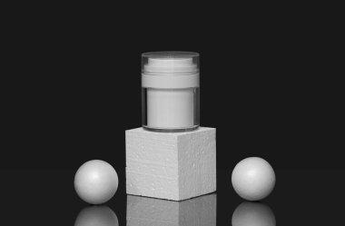 Köpük toplarıyla çevrili 3D kürsüde kozmetik ürünler için beyaz plastik ambalaj. Nesnelerden yansıyan siyah izole arkaplan. Güzellik endüstrisi kavramı.