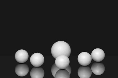 Siyah izole arkaplanda yansımalı 3 boyutlu geometrik şekiller. Farklı boyutlarda, kaotik bir şekilde dağılmış beyaz üç boyutlu küreler..