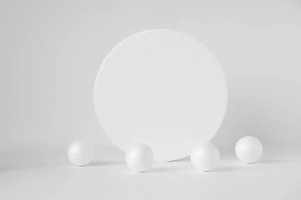 Кругла Стійка Оточенні Випадково Розсіяних Кульок Концепція Геометричного Складу Білому — стокове фото