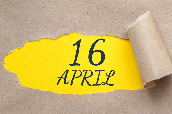 四月十六日每个月的第16天 日历日期 撕开边缘的纸孔 黄色的背景通过破洞是看得见的 年月日概念 — 图库照片
