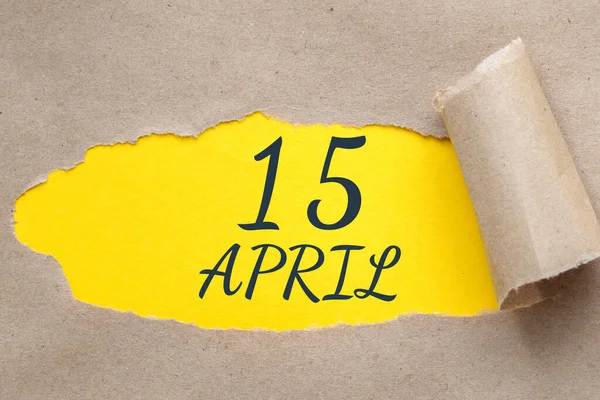 4月15日每个月的第15天 日历日期 撕开边缘的纸孔 黄色的背景通过破洞是看得见的 年月日概念 — 图库照片