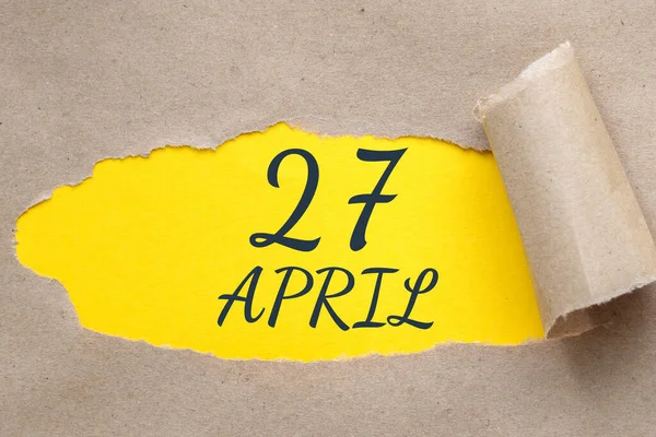 四月二十七日每个月27日 日历日期 撕开边缘的纸孔 黄色的背景通过破洞是看得见的 年月日概念 — 图库照片