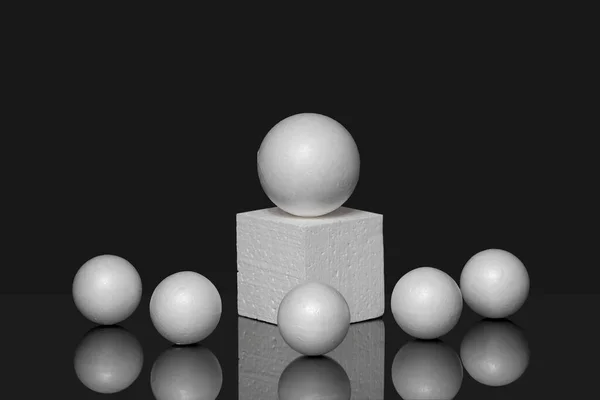 Bílá Polystyrenová Koule Čtverečním Pódiu Obklopená Malými Koulemi Černé Izolované — Stock fotografie