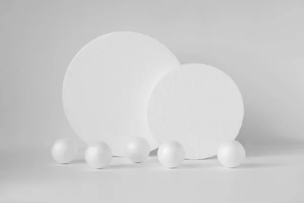 Два Круглих Трибуни Різних Розмірів Білому Ізольованому Фоні Оточені Кульками — стокове фото