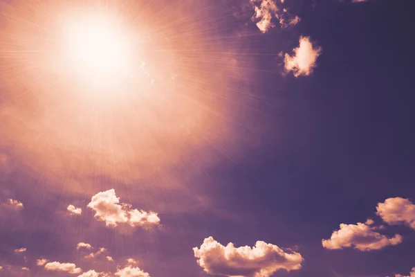 Schöner dramatischer Sonnenhimmel (kreuzverarbeitete Farben) — Stockfoto