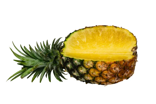 Ananas met segmenten geïsoleerd met uitknippad — Stockfoto
