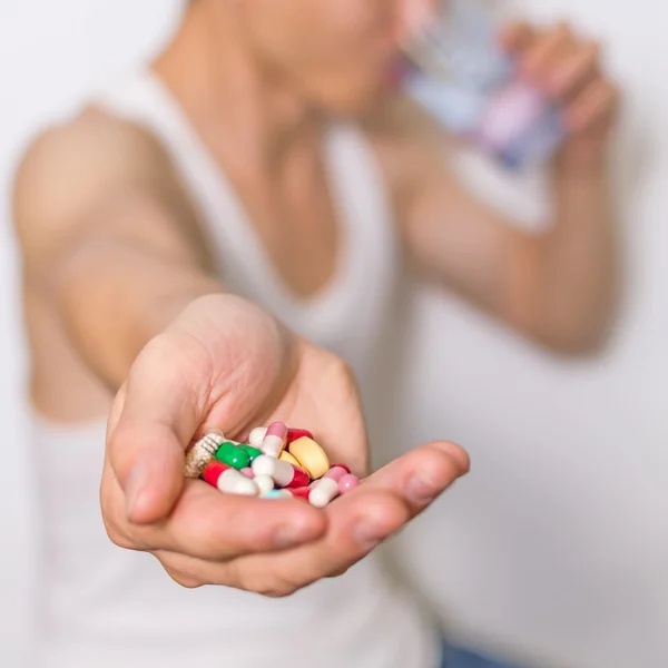Tabletki, tabletki kapsułki sterty w ręku, blisko do widoku — Zdjęcie stockowe