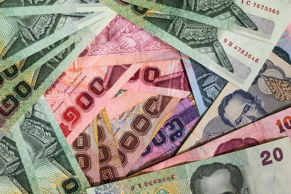Тайська гроші бат на білий пластини з відсічним контуром — стокове фото