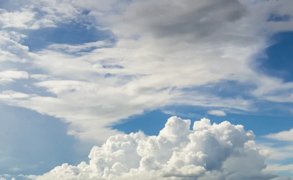 Blauer Himmel Hintergrund mit winzigen Wolken — Stockfoto