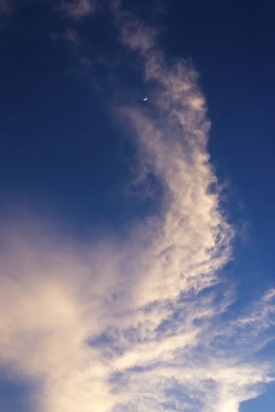 Kék ég háttér apró felhők — Stock Fotó