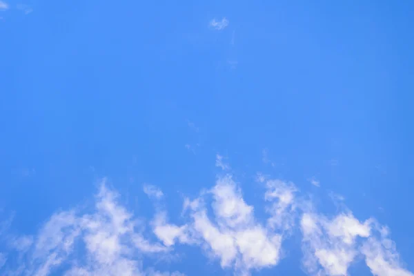 Céu azul fundo com nuvens minúsculas — Fotografia de Stock