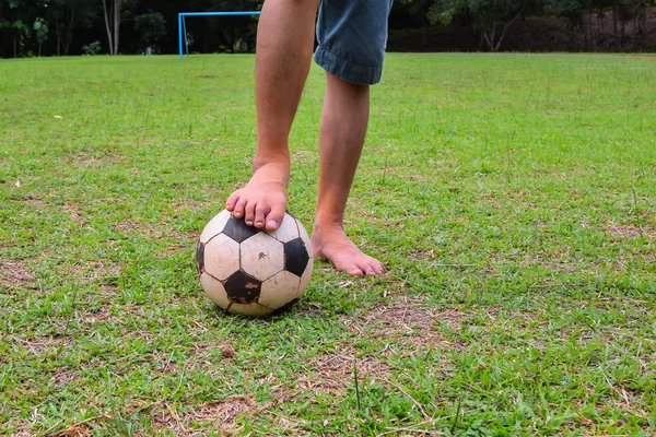 Futebol clássico bola na grama — Fotografia de Stock