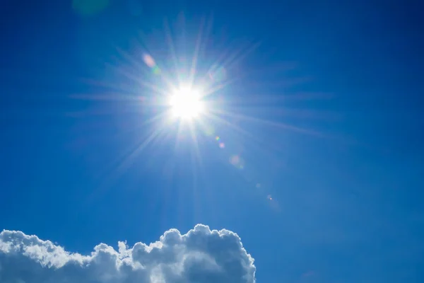  mavi gökyüzü güneş ışınları hafif bulutlu 