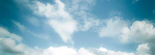 广袤的复古色彩夏日乌云在蓝天为大自然烘焙 — 图库照片