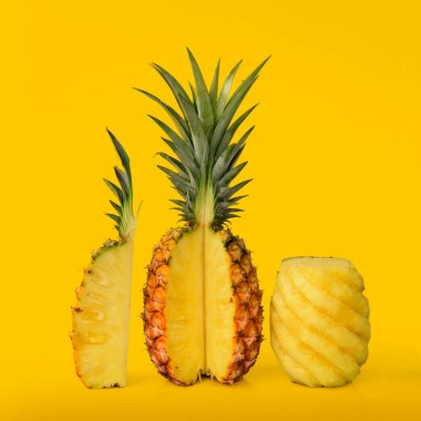 Masada taze ananas parçaları var. Yaz yemeği ve içecekleri kapatıyoruz.