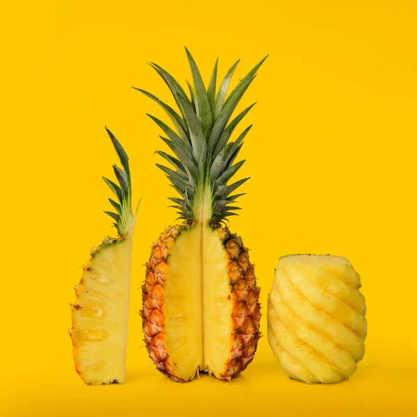 Verse Schijfjes Ananas Tafel Closeup Zomer Eten Drinken — Stockfoto