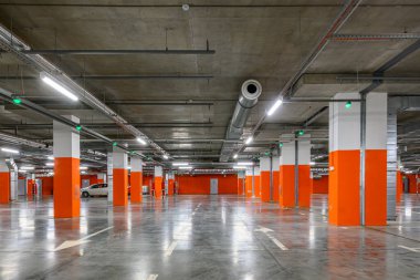 Navigasyon sistemi sensörlü ticari bir binanın yeraltı otoparkında. Havalandırma ve havalandırma kanalları, yangın söndürme sistemi boruları, tavanın altındaki elektrik kabloları..