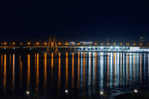 Eine Brücke Über Den Fluss Beleuchtete Gebäude Und Laternen Ufer — Stockfoto