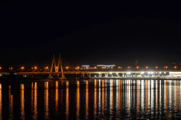 Egy Híd Folyón Megvilágított Épületek Lámpák Folyóparton Éjszakai Város Színes — Stock Fotó