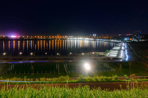 Egy Híd Folyón Megvilágított Épületek Lámpák Folyóparton Éjszakai Város Színes — Stock Fotó