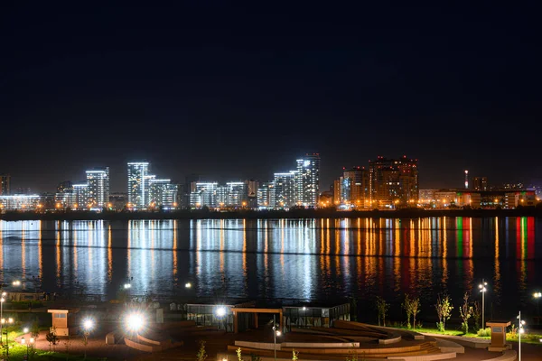 Világító Épületek Lámpák Folyóparton Éjszakai Város Színes Fényei Tükröződnek Vízben — Stock Fotó