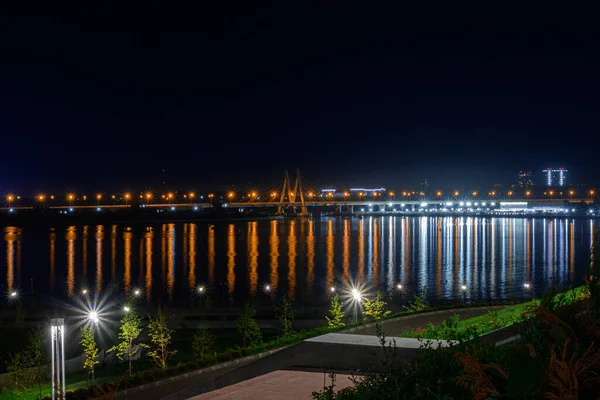 Podświetlane Budynki Latarnie Brzegu Rzeki Kolorowe Światła Nocnego Miasta Odbite — Zdjęcie stockowe