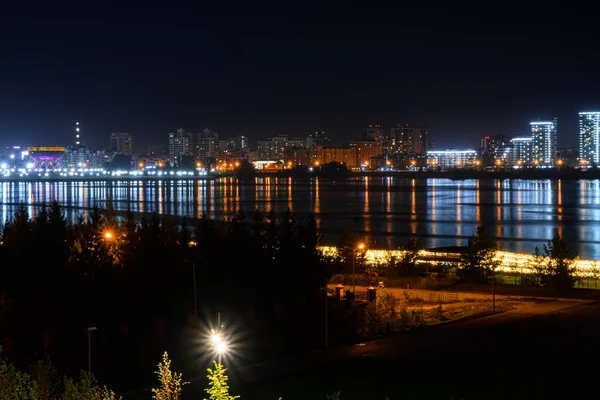 Világító Épületek Lámpák Folyóparton Éjszakai Város Színes Fényei Tükröződnek Vízben — Stock Fotó