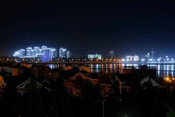 Verlichte Gebouwen Lantaarns Aan Oever Van Rivier Veelkleurige Lichten Van — Stockfoto