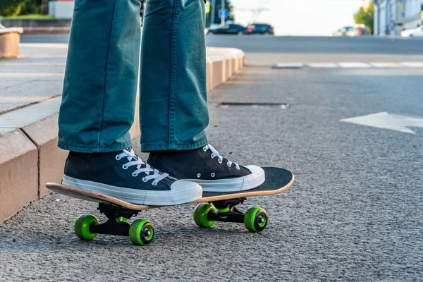 Primer Plano Las Piernas Los Hombres Jeans Zapatos Deportivos Monopatín — Foto de Stock