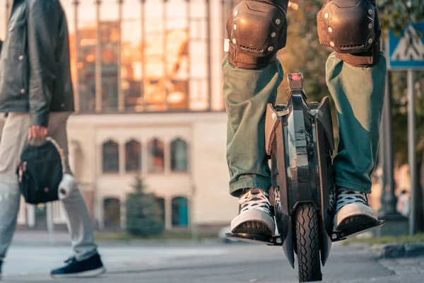 Beine Des Fahrers Schutzausrüstung Auf Einem Elektro Einrad Euc Auf — Stockfoto