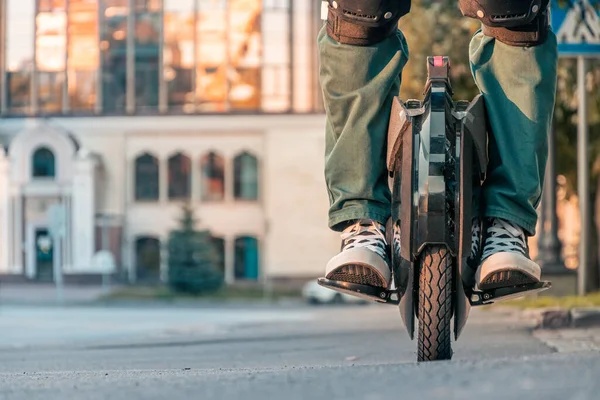 Villamos Egykerekű Motorkerékpárok Euc Védőfelszerelésben Egy Elektromos Monoklival Furikázni Városban — Stock Fotó